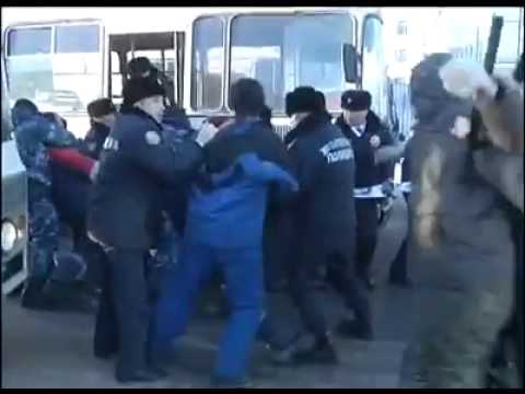 Назарбаев разогнал митинг рабочих в Астане - YouTube