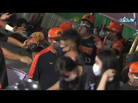 09/03 統一 VS 味全 二局下，郭阜林快速趨前處理張祐銘的突襲短打，上演美技守備