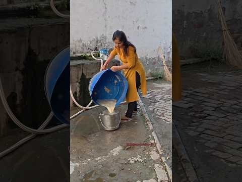 Jadugarni❣️#treanding#animals feeding#villagelife#farming#farmer#viralshorts#viral#youtubeshorts#gab