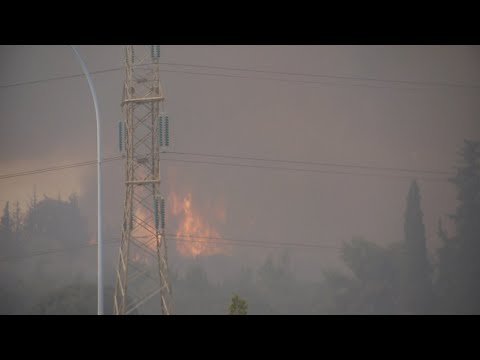 Ανεξέλεγκτη η φωτιά  στη Βαρυμπόμπη - Εκκενώνεται η περιοχή