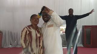 Pastor Bony Mwaitege Akiimba  Wimbo Wa Jamani Yesu Yupo