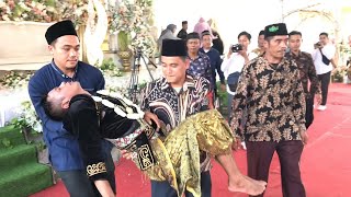 Pengantinnya Pingsan Di Pelaminan, saat sungkem ' Tri & Panggih' Endang makeup