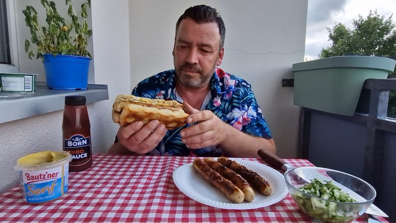 Bratwurst im Brötchen und selbstgemachter Gurkensalat 