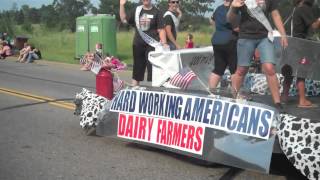 Crowds line Golf Course Drive for Baxter parade - Brainerd Dispatch MN