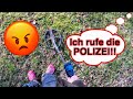 Wütende Frau droht mit Polizei bei Schatzsuche mit Metalldetektor im Park (Sondeln)