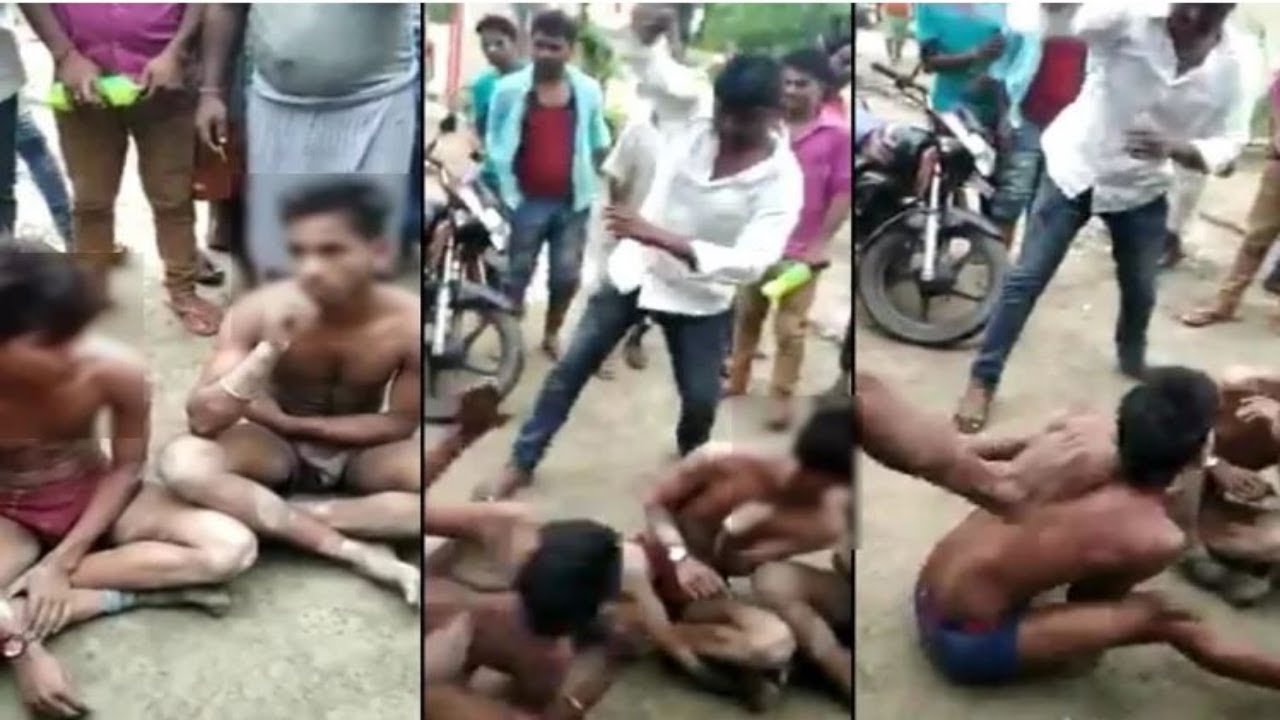 उत्तर प्रदेश के जौनपुर जिले में तीन युवकों को चोरी के आरोप में नग्न कर के प...