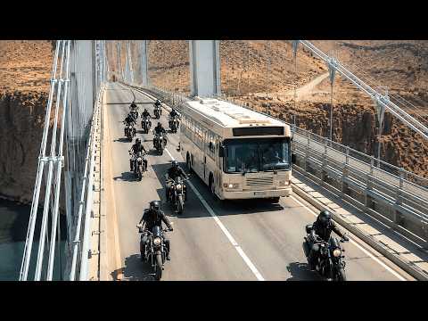 😱Violent Bikers Chase A Bus Full Of Tourists! Action Thriller In Spanish