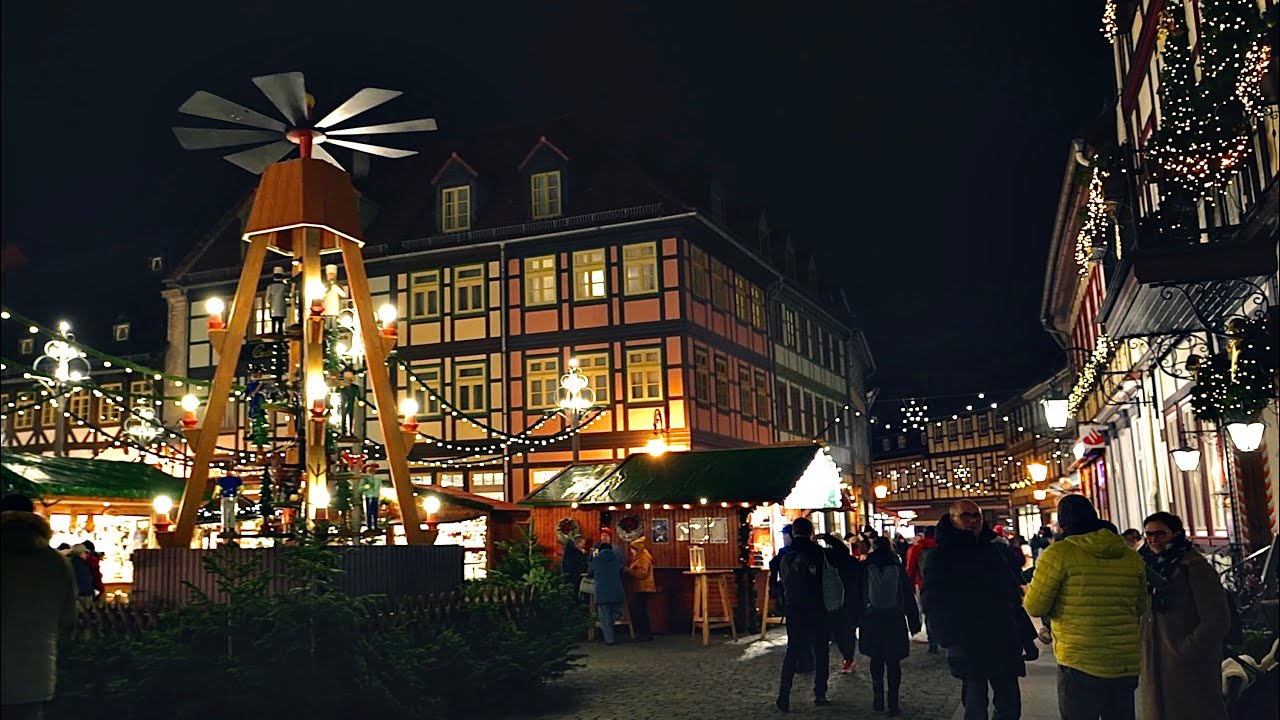 Glow of lights at Christmas market Wernigerode, walk in light snowfall ...
