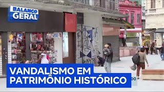 Homens Picham Mural Com Arte De Di Cavalcanti No Edifício Triângulo, Centro De São Paulo