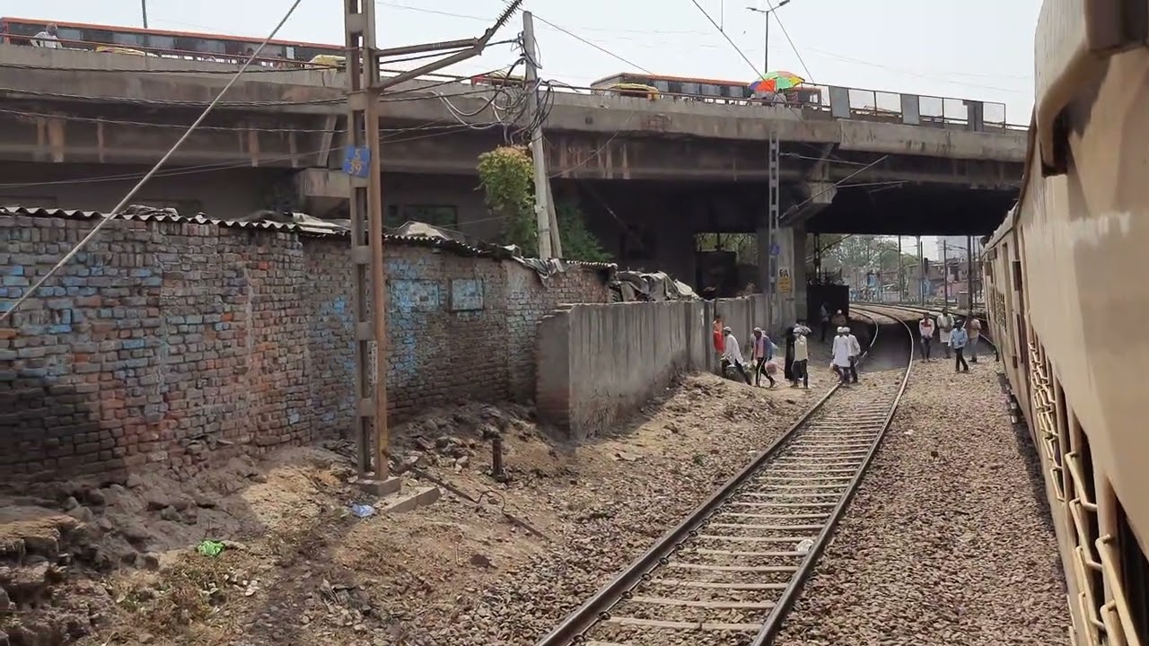 Dangerous slum joining Railway track Snatching assault crime dayabasti bb  