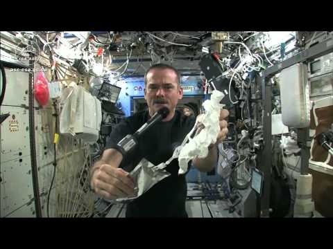 סחיטת מגבת ספוגה במים בתחנת חלל