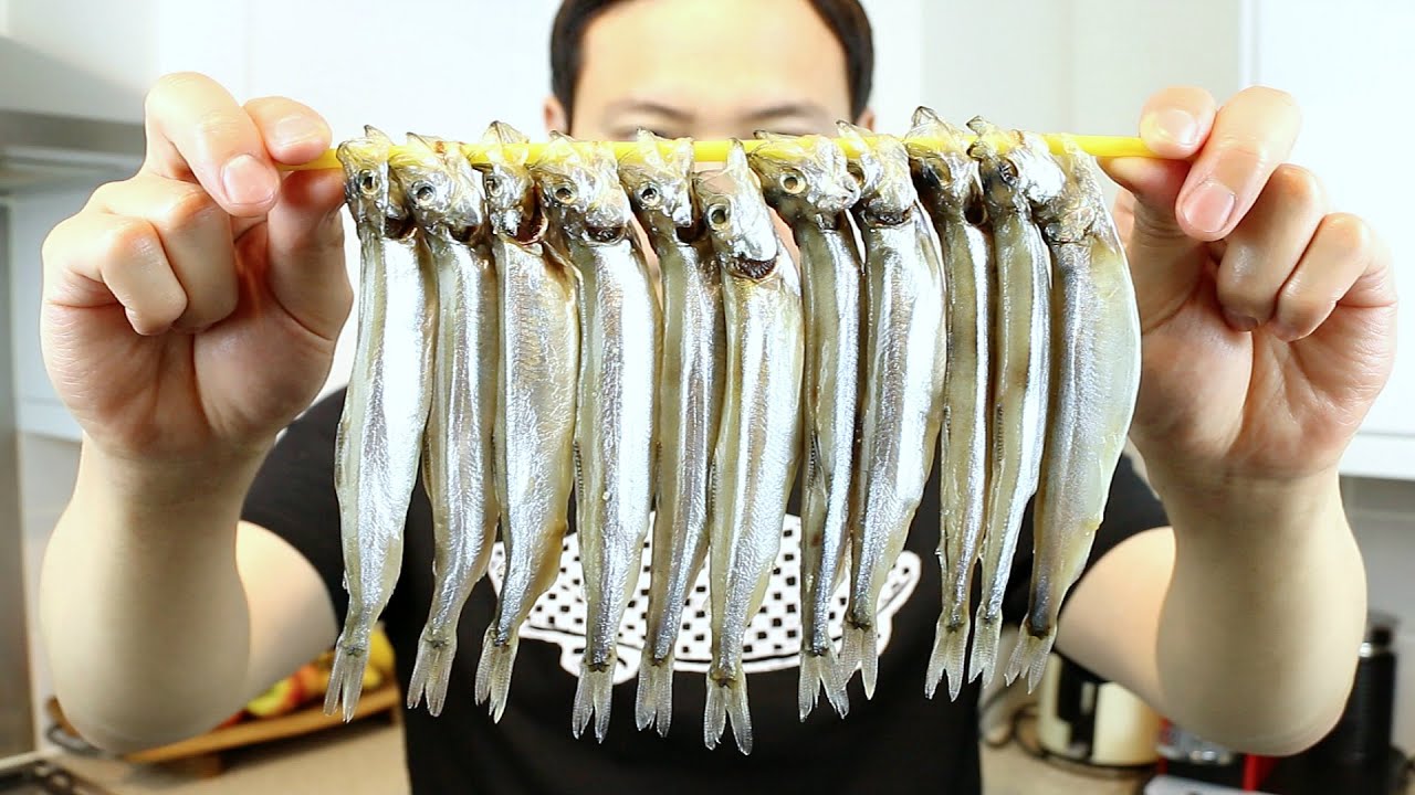 HEAD TO TAIL EATING - GRILLED CAPELIN FISH WITH ROE RECIPE - Cooking with Chef Dai