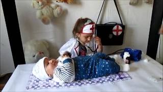 сабинка делает , укол , играется , врач сабинка делает , укол , играется , врач