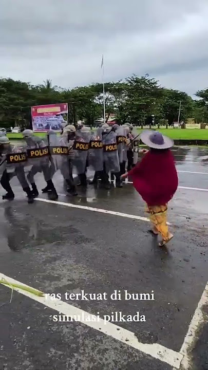 The Power of Emak-emak VS Polisi