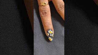 Elegant Daisy Nail Design on Black Base 🖤