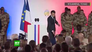 Tchad : un militaire de la force Barkhane s'effondre devant Macron après la Marseillaise