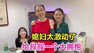 叔婶经常帮忙照顾果果,做顿大餐来感谢,媳妇一激动还来个大拥抱