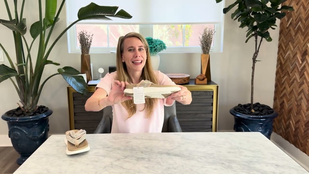 Примерка женских водных сандалий Kuailu.