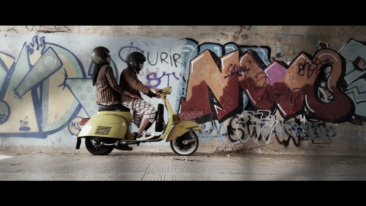 Street Retro Vespa Cinematic Prewedding Video Fajar - Eni Harmonie Pasuruan