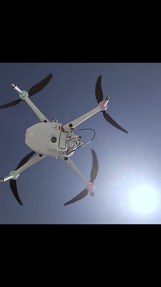 Представили небольшой квадрокоптер, который летает за счет солнечных ...