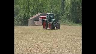 Epandage d'engrai Fendt 818 et épandeur à engrais Sulky dans les maïs