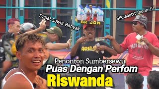 Bapak Penjual Minuman Joget Didepan  RISWANDA Dapat Saweran - RISWANDA Sumbersewu