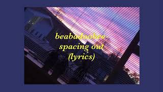 Miniatura de vídeo de "beabadoobee- spacing out (lyrics)"