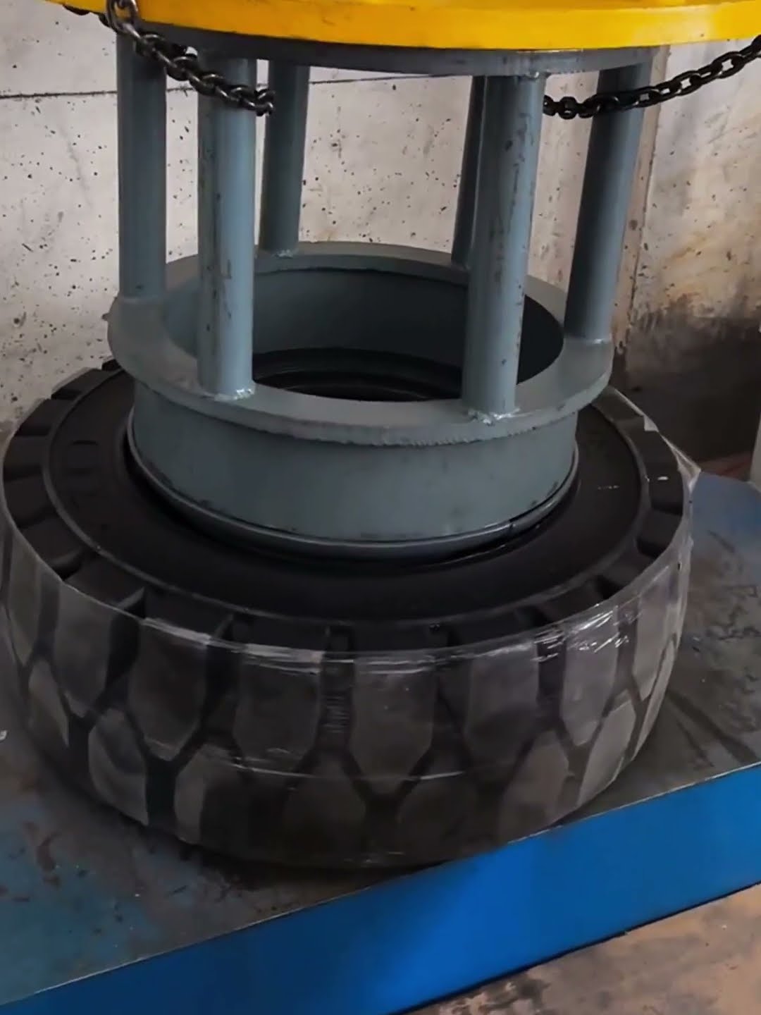 Solid tire hydraulic installation process- Good tools and machinery make work easy
