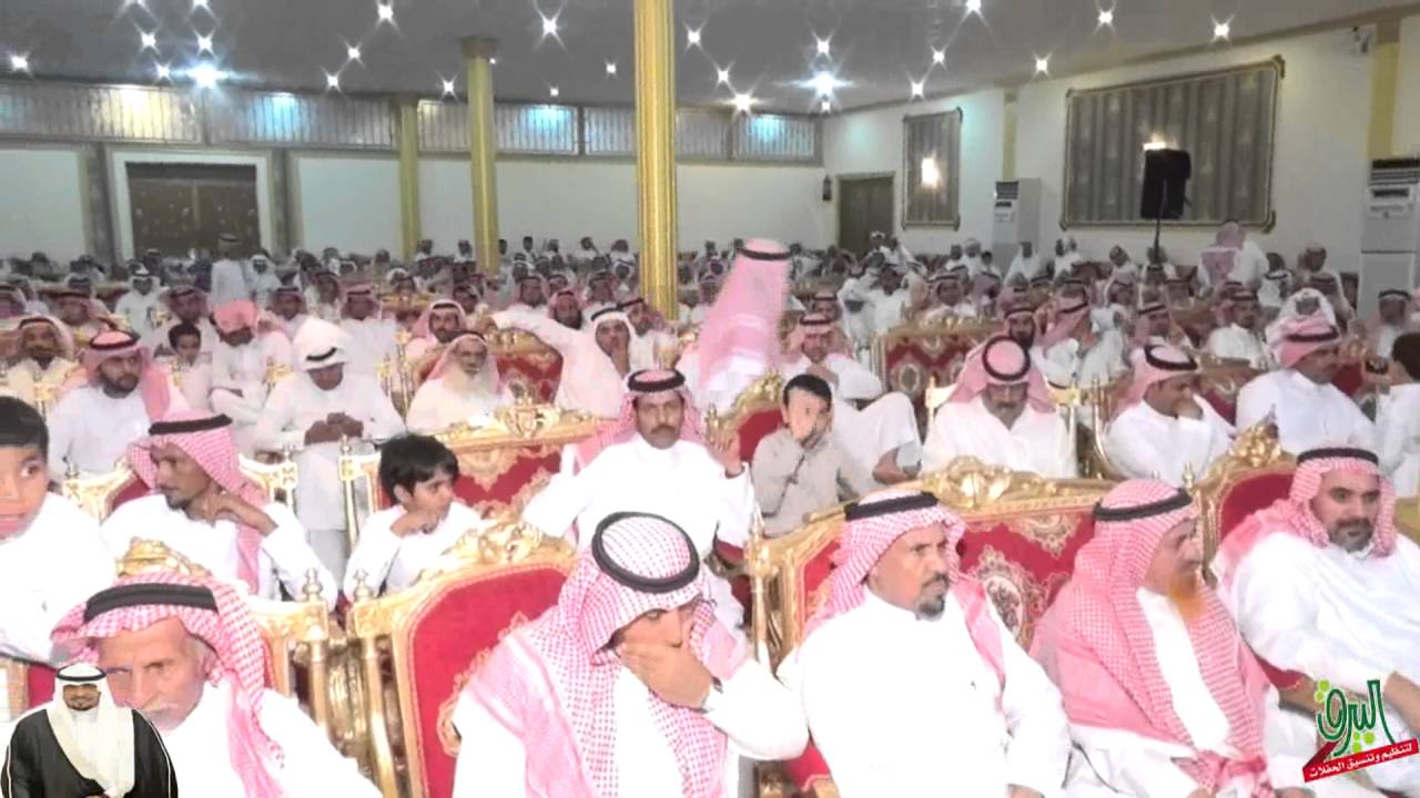 طاروق بين الشاعرين فهد المحمادي وتركي الميزاني في حفل الشيخ دخيل المحمادي في حفل زواج ابنه محمد