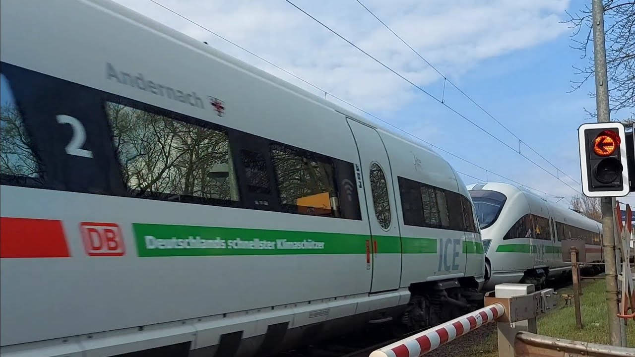 Bahnübergang in Ludwigsau Friedlos Züge am Freitag 7.4.2023 viel Güterverkehr, ICE-T Doppeltraktion