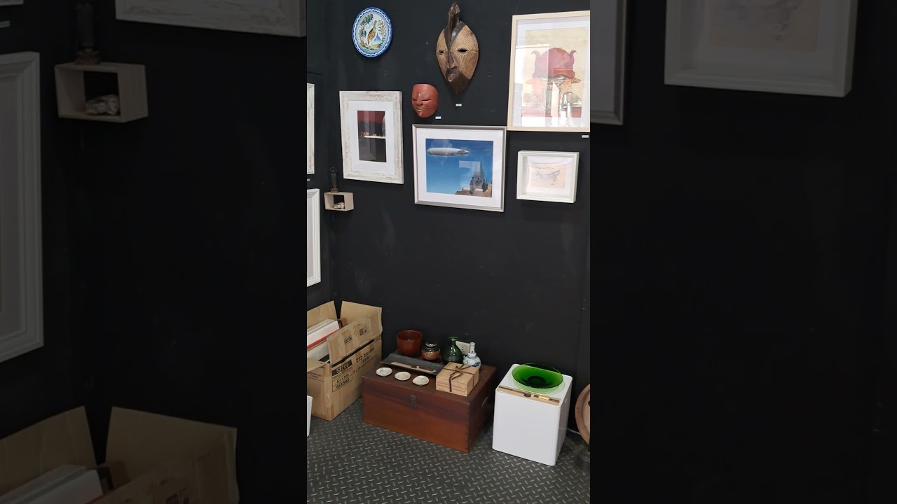 gallery BRICOLAGE 台湾高雄市五福二路玉竹三街角(三角窗)多国籍美術､工芸品、美術洋書展示販売