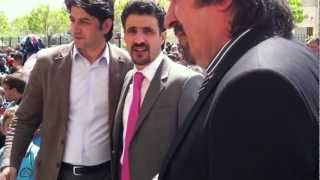 Bakkal H. Marketleri̇. Kiraç Şub Öğreni̇lere Di̇ş Firçasi Di̇ş Macunu Dağittirken