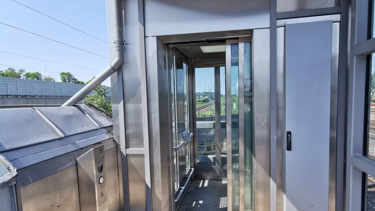 Update: Kaum veränderter ThyssenKrupp Glasaufzug am S-Bahnhof Duisburg-Buchholz.