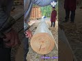 大工用インキパイプが丸太に線を引く