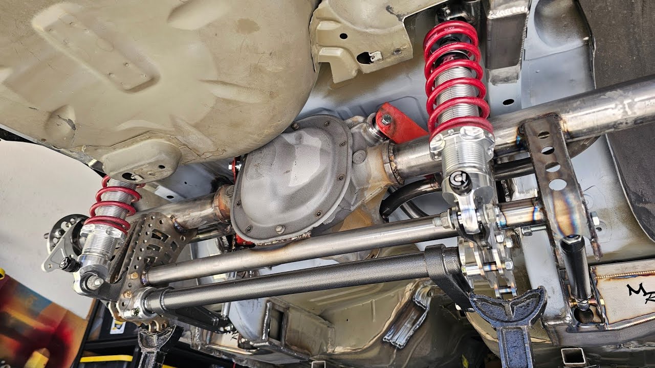 Внутренние крепления койловеров Mustang и стабилизатор поперечной устойчивости с креплением в кор...