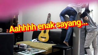 PRANK WIK WIK DENGAN PACAR SAMPAI CROT!! suara desahan keras sampai di intip dan di gebrek!!