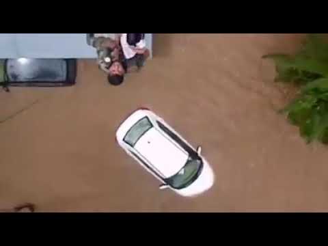 Wing Commander Prasanth of Garuda commando saved a kid from rooftop of house at Alappuzha in flood r