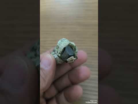 یک تراش فوق العاده دامله قلبی شکل جدا شده از سنگ راف گارنت سبز واقعا زیباست نظر شما چیه