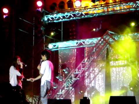 台灣藝術大學2009/12/23聖誕晚會 元若藍和歌唱比賽男同學牽手唱便利貼