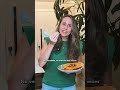 O erro da introdução alimentar que muitas mães cometem: dar comida andando pela casa