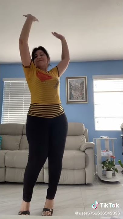 Mujer madura bailando. Super sexy