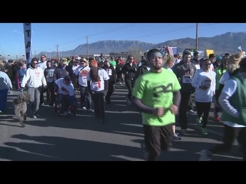 วีดีโอ: วิ่งที่ Albuquerque Turkey Trot