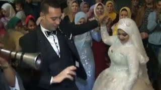 عروسة وعريس يرقصون علي زفة بلدي وخطفو أنظار الجميع بشقاوتهم