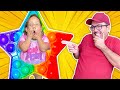 Maria Clara e Papai Fingem Brincar de Desafio Pop It | Pretend Play Pop It Challenge - MC Divertida