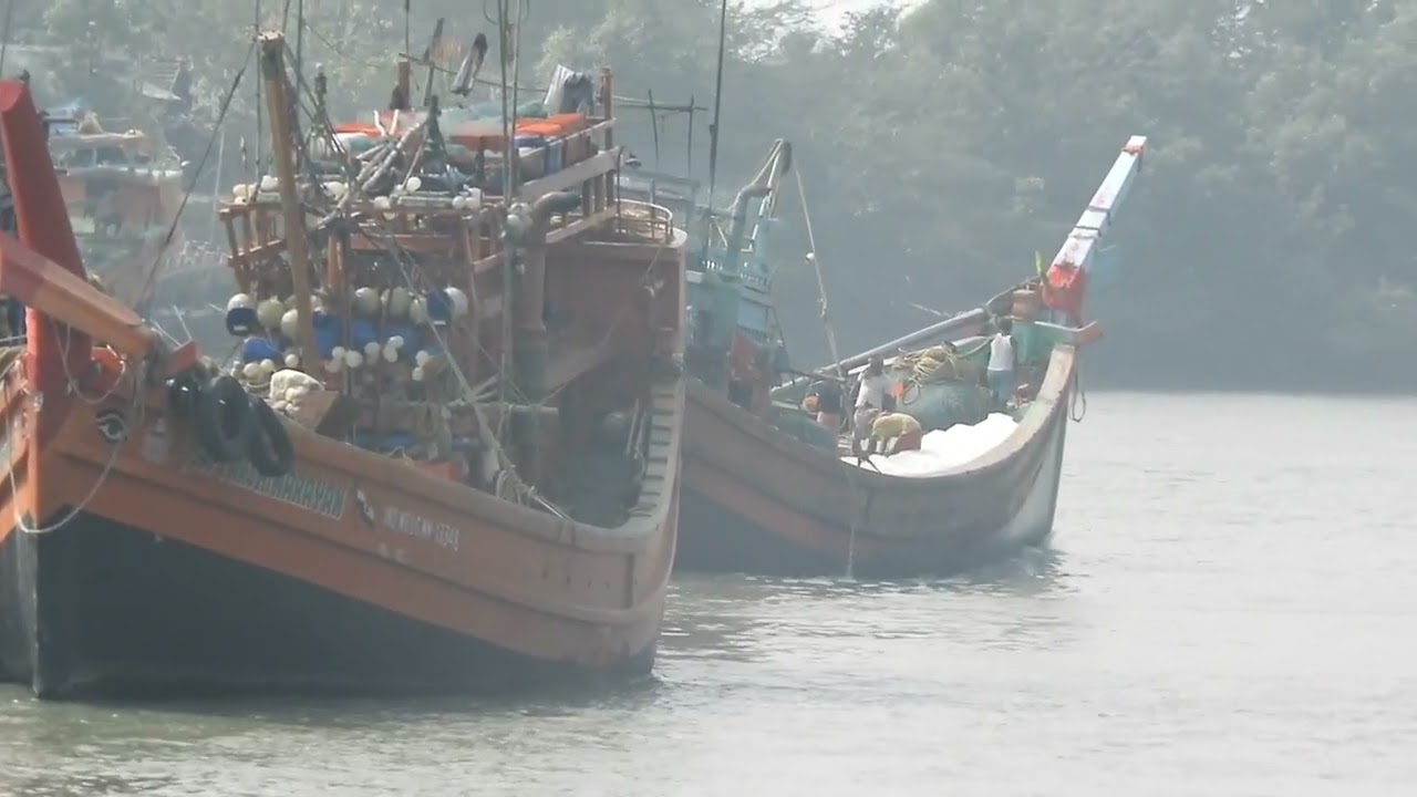 नामखाना नदी। गंगासागर । নামখানা নদী তে মাছ ধরার ট্রলার। namkhana River ghat