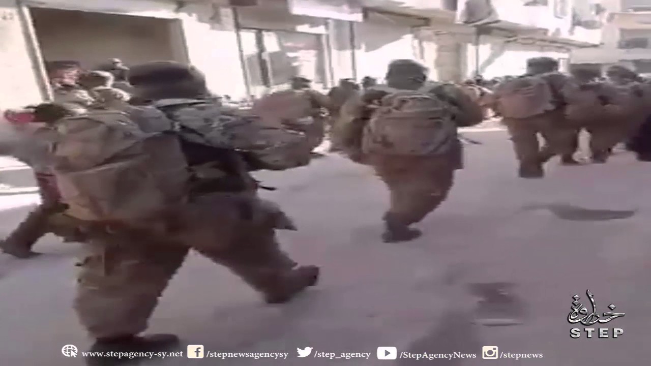 خطوة ||  جبهة النصرة تنفذ عرض عسكري في بلدة الدانا بريف ادلب لعناصرها المتخرجين من معسكر عبدلله عزام