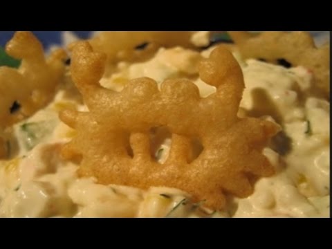 Видео рецепт Салат с крабовыми чипсами