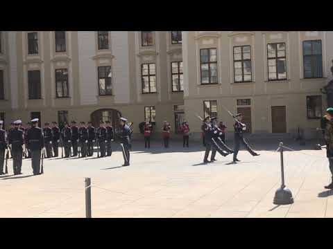 Long version of changing the guard in Prague / versión larga del cambio de guardia en Praga