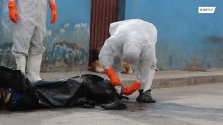 *GRAPHIC* Bolivia: Medical staff remove body of man with COVID-19 symptoms from street