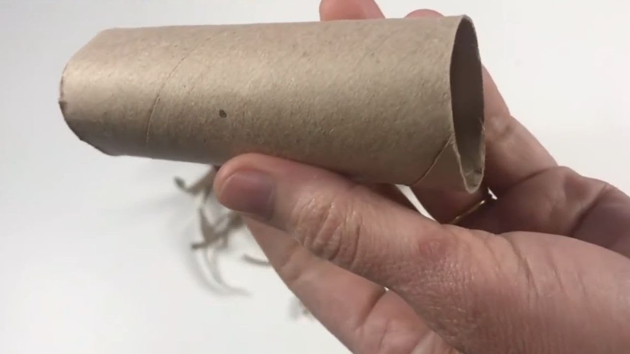 Boneco de fuxico e rolo de papel higiênico
